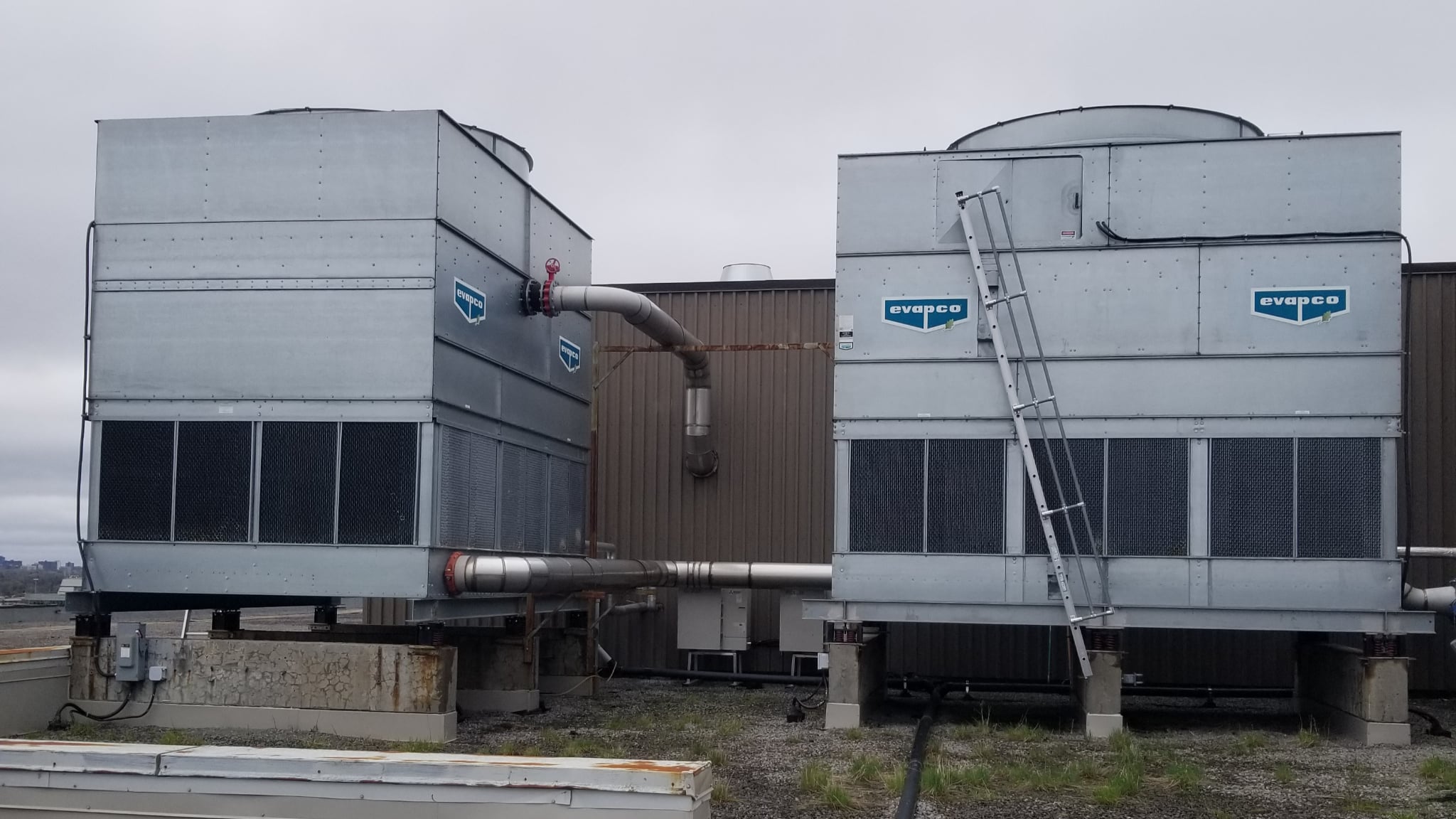 Tour de refroidissement sur le toit d’un bâtiment urbain