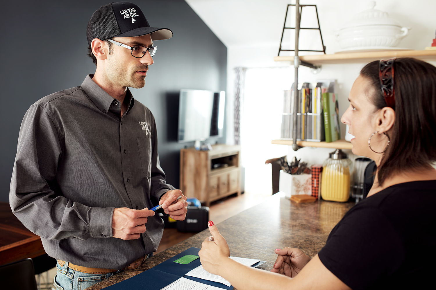 Professionnel accompagnant un client dans sa démarche