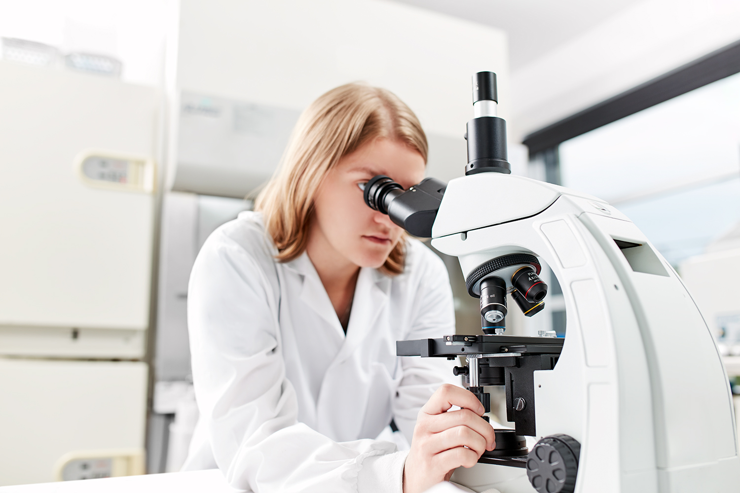 Professionnelle de Lab'Eau-Air-Sol observant un échantillon au microscope