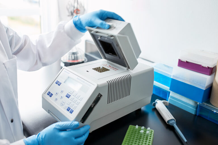 Rendre la microbiologie accessible pendant la pandémie